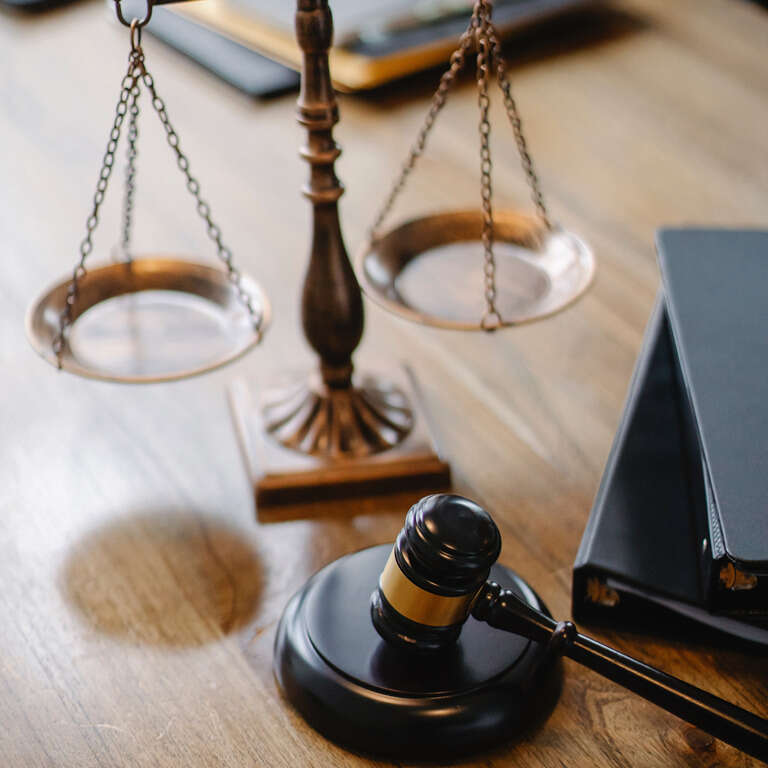 2_juridico_pexels-sora-shimazaki-5669619